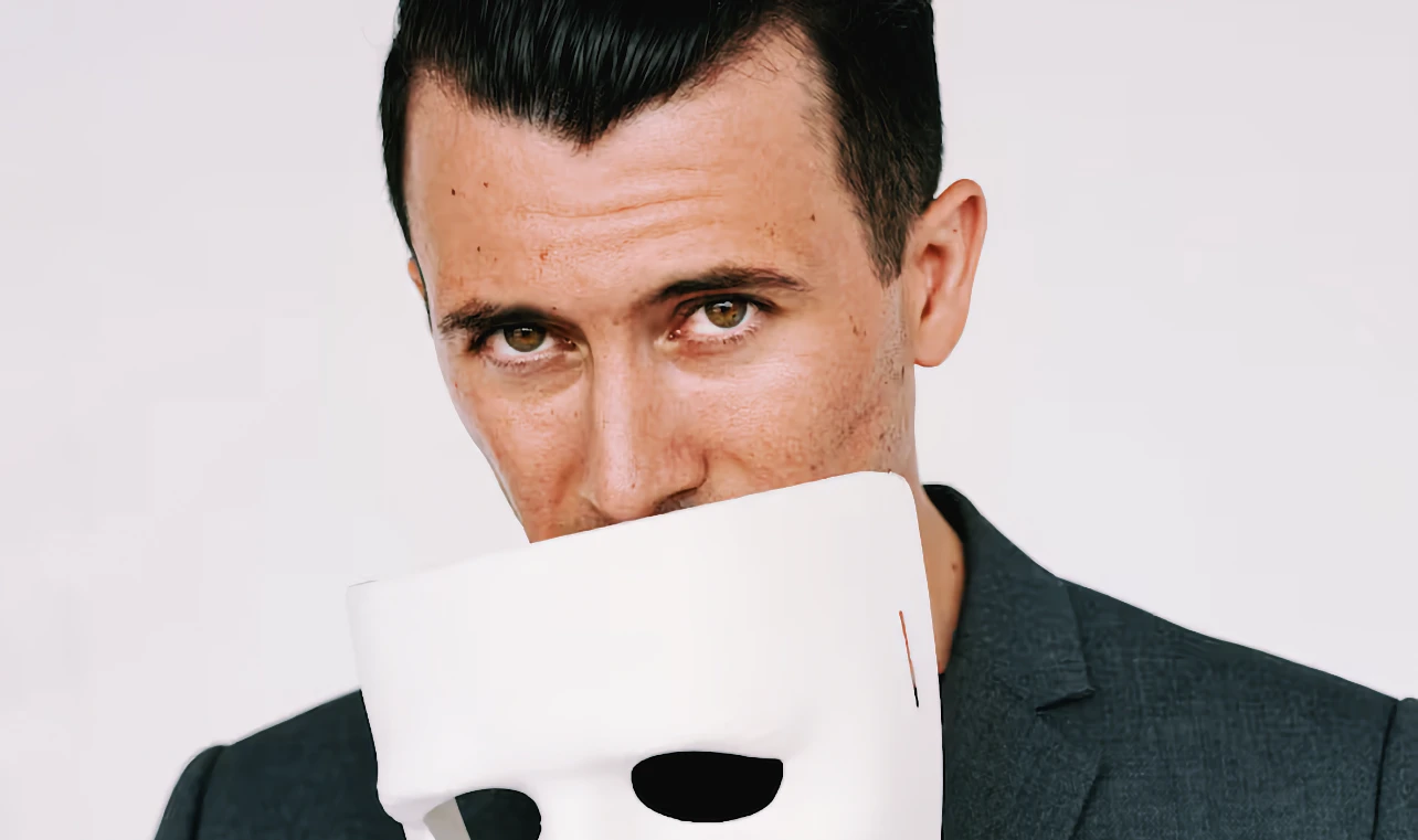 Le visage qui porte le masque